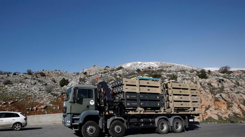 Um caminhão transporta mísseis para sistemas de defesa aérea israelense implantados perto de Mont Hermon, localizado entre a fronteira entre Israel-Síria-Líbano, ao norte das Colinas de Golan (EFE / Atef Safadi / Arquivo)