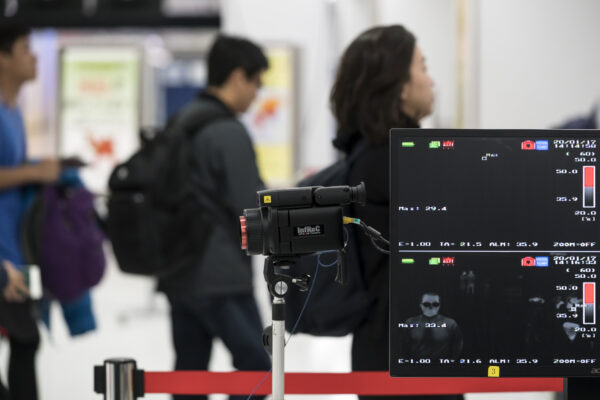 Control de salud en Japón para la neumonía de Wuhan en China
Un trabajador de la salud monitorea un escáner térmico mientras los pasajeros llegan al aeropuerto de Narita en Narita, Japón, el 17 de enero de 2020. (Tomohiro Ohsumi/Getty Images)

