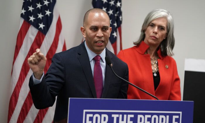 El presidente del Comité Demócrata de la Cámara de Representantes, el representante Hakeem Jeffries (D-N.Y.) habla mientras la vicepresidenta del Comité Demócrata de la Cámara de Representantes, Katherine Clark (D-Mass.), escucha durante una conferencia de prensa después de una reunión del comité en el Capitolio de Estados Unidos en Washington, el 9 de enero de 2019, en una fotografía de archivo. (Alex Wong/Getty Images)