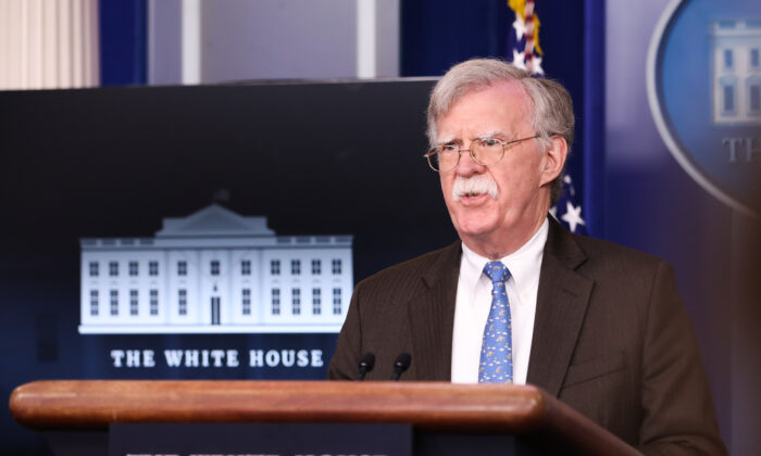 El asesor de Seguridad Nacional John Bolton habla en una sesión informativa para la prensa en la Casa Blanca en Washington el 28 de enero de 2019. (Holly Kellum/NTD)