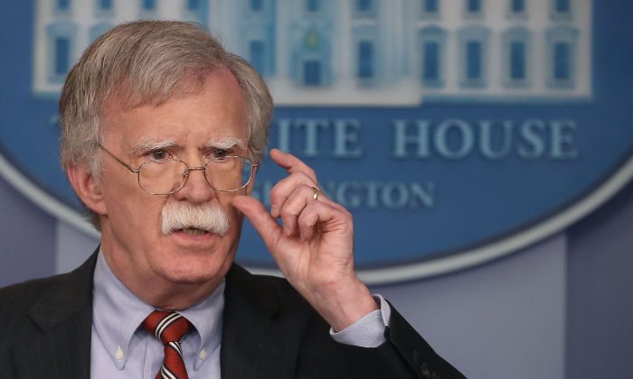 El entonces asesor de Seguridad Nacional John Bolton en una conferencia de prensa en la Casa Blanca, en Washington, el 2 de agosto de 2018. (Mark Wilson/Getty Images)