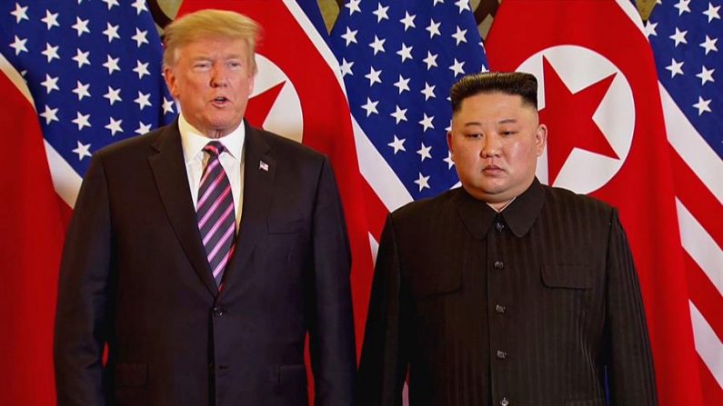 Captura de vídeo com o presidente dos EUA Donald Trump (E) e o líder norte-coreano Kim Jong-un durante uma cúpula no Vietnã (EFE / HOST BROADCAST / Arquivo)