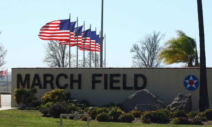 La entrada a la Base de la Reserva Aérea March en Riverside, California, el 29 de enero de 2020. (Matt Hartman/AFP a través de Getty Images)