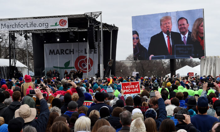 Manifestantes provida escuchan al presidente Donald Trump mientras habla en la 47ª "Marcha por la Vida" anual en Washington el 24 de enero de 2020. (Olivier Douliery/AFP vía Getty Images)