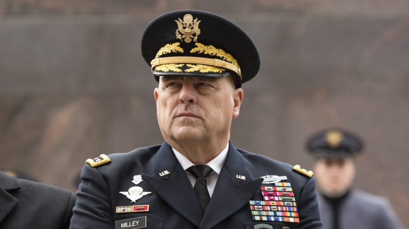 El secretario de Asuntos de Veteranos, David Shulkin (izq.), y el 39º Jefe de Estado Mayor del Ejército de Estados Unidos, general Mark A. Milley en el parque Pershing en Washington el 9 de noviembre de 2017. (Samira Bouaou / The Epoch Times)