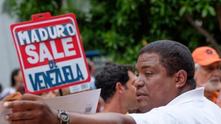 Exílio em Miami culpa golpe contra Parlamento a decisões erradas de Guaidó