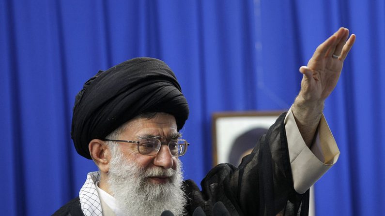 Iran's supreme leader Ayatollah Ali Khamenei gestures as he aSegundo especialistas, o exército iraniano responde diretamente ao líder supremo, o aiatolá Ali Khamenei (BEHROUZ MEHRI / AFP via Getty Images)ddresses the faithful at the weekly Muslim Friday prayers at Tehran University on June 19, 2009. Khamenei called for an end to street protests over last week's disputed presidential election, siding with declared winner Mahmoud Ahmadinejad, in his first public appearance after daily protests over the official results. AFP PHOTO/BEHROUZ MEHRI (Photo credit should read BEHROUZ MEHRI/AFP via Getty Images)
