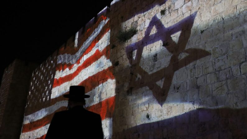 Bandeiras de Israel e dos Estados Unidos são projetadas nas paredes das muralhas da Cidade Velha de Jerusalém para comemorar um ano desde a transferência da Embaixada dos Estados Unidos de Tel Aviv para Jerusalém em 15 de maio de 2019 (Ahmad Gharabli / AFP via Getty Images)
