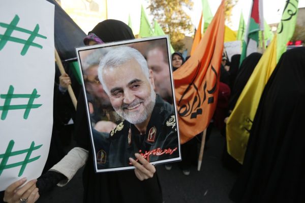Manifestantes iranianos seguram retrato do comandante da Força Quds da Guarda Revolucionária Iraniana, general Qassem Soleimani, durante uma manifestação na capital Teerã em 11 de dezembro de 2017 (ATTA KENARE / AFP via Getty Images)