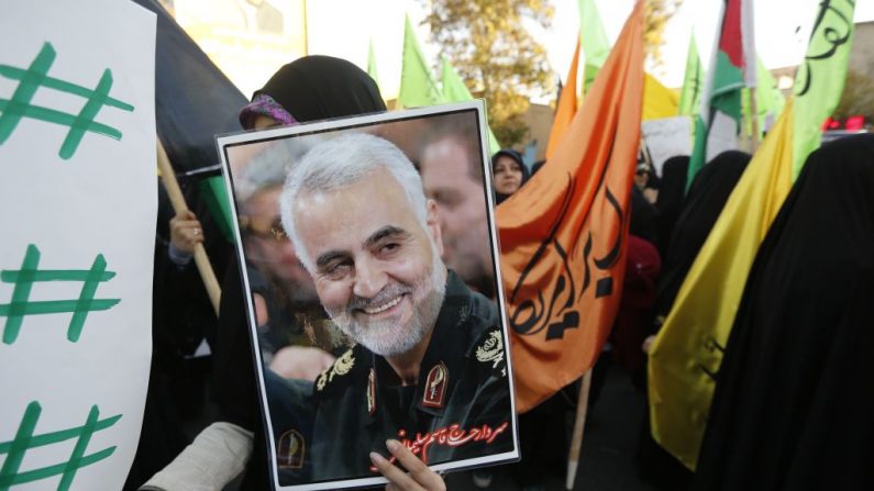 Los manifestantes iraníes sostienen el retrato del comandante de la Fuerza Quds de la Guardia Revolucionaria iraní, Qassem Soleimani, durante una manifestación en Teherán (Irán) el 11 de diciembre de 2017. (ATTA KENARE / AFP a través de Getty Images)