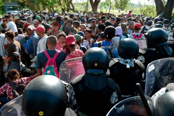 Los migrantes centroamericanos, que se dirigen en una caravana a EE. UU., son bloqueados por miembros de la Guardia Nacional Mexicana en Ciudad Hidalgo, estado de Chiapas, México, el 23 de enero de 2020. (ALFREDO ESTRELLA / AFP a través de Getty Images)