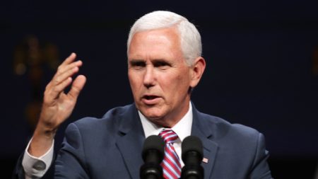 Mike Pence y Betsy DeVos hablan en mitin en Wisconsin para promover programas de elección de escuela