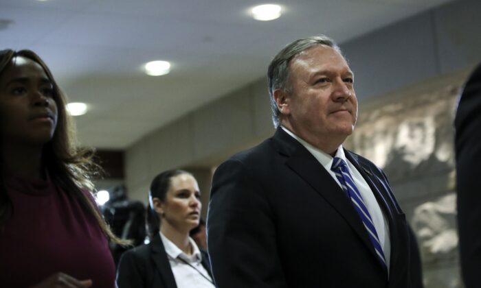 El secretario de Estado Mike Pompeo llega al Capitolio de Estados Unidos en Washington el 8 de enero de 2020 para una sesión informativa con miembros de la Cámara de Representantes sobre la situación con Irán. (Drew Angerer/Getty Images)