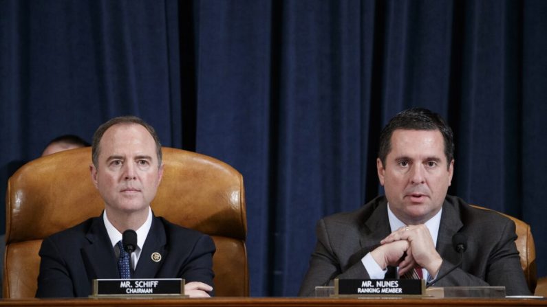 El presidente de Inteligencia de la Cámara de Representantes, Adam Schiff ( D-Calif.), escucha al representante Devin Nunes (R-Calif.) en la audiencia abierta de impeachment en Washington el 19 de noviembre de 2019. (Shawn Thew - Pool/Getty Images)