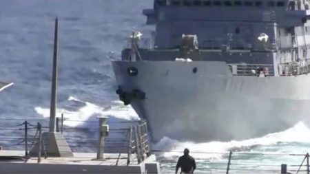 Ministerio de defensa ruso niega que buque de guerra se acercó agresivamente a nave de EE.UU.