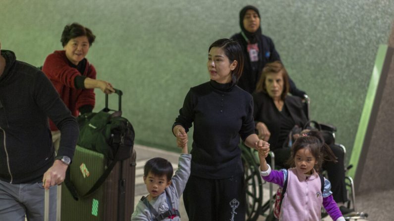 Personas llegando al Aeropuerto Internacional de Los Ángeles después del aterrizaje de un vuelo de Air China desde Beijing, que sirve de conexión desde Wuhan, China, a Los Ángeles, en el primer día de exámenes de salud para detectar el coronavirus de los viajeros procedentes de Wuhan el 18 de enero de 2020. (David McNew/Getty Images)