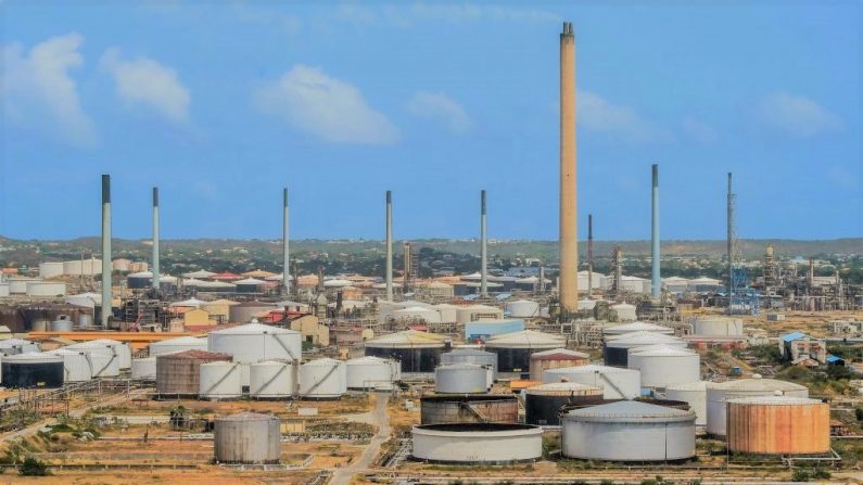 Vista de la refinería de petróleo Isla arrendada por la empresa petrolera estatal venezolana PDVSA en Willemstad, Curazao, Antillas Holandesas, el 22 de febrero de 2019. (Foto de LUIS ACOSTA/AFP/Getty Images)