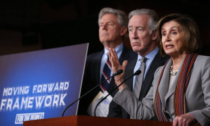 (De derecha a izquierda) La presidenta de la Cámara de Representantes, Nancy Pelosi (D-Mass.), el diputado Richard Neal (D-Mass.) y el diputado Frank Pallone (D-N.J.) dan una conferencia de prensa para presentar el nuevo plan de infraestructura de los demócratas en el Capitolio de EE.UU. en Washington el 29 de enero de 2020. (Mario Tama/Getty Images)