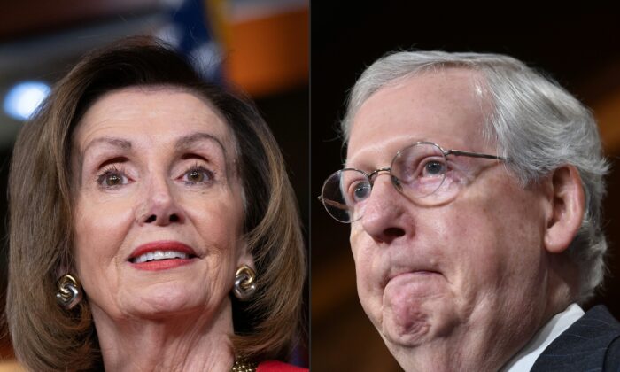 La presidente de la Cámara de Representantes Nancy Pelosi (D-Calif.), izquierda, en una conferencia de prensa en el Capitolio en Washington el 19 de diciembre de 2019 y el líder de la mayoría del Senado, el republicano de Kentucky, Mitch McConnell, en una conferencia de prensa el 7 de noviembre de 2018 en el Capitolio en Washington. (Saul Loeb y Nicholas Kamm/AFP vía Getty Images)