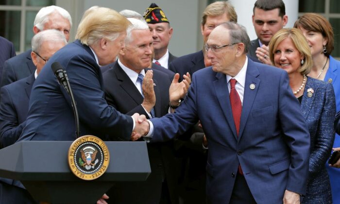 El Presidente Donald Trump (Izq.) da la mano al Representante Phil Roe (R-Tenn.). (Chip Somodevilla/Getty Images)