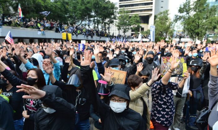 Los manifestantes levantan sus manos en señal de expresar sus cinco demandas en un mitin en Chater Garden, Hong Kong, el 19 de enero de 2020. (Sun Pi-lung / The Epoch Times)