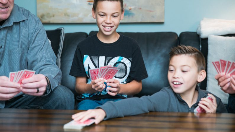 Jugar juegos de mesa juntos es una de las formas más fáciles de conectarse con su familia. (Piqsels/CCO)