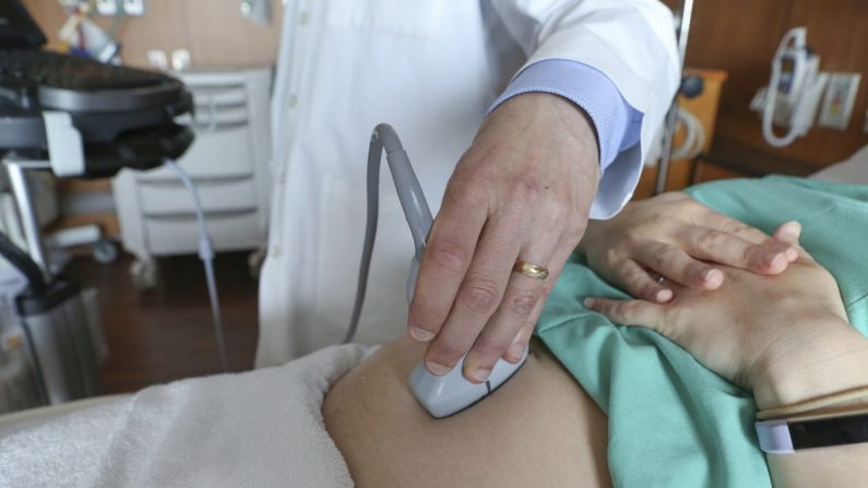 Un médico realiza una ecografía a una mujer embarazada en un hospital de Chicago. (Teresa Crawford, AP Foto/Archivo)