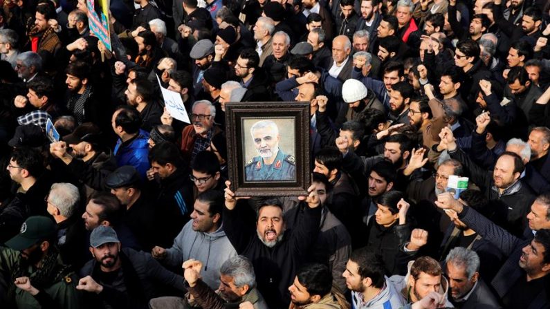 Um manifestante levanta um retrato do falecido comandante da Força Quds dos Guardiões da Revolução do Irã, Qasem Soleimaní, durante um protesto em massa contra os EUA, nesta sexta-feira em Teerã (Irã) (EFE / Abedin Taherkenareh)