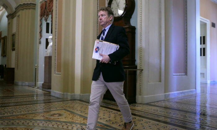 El senador Rand Paul (R-Ky.) se dirige hacia la Cámara del Senado antes del inicio del juicio del impeachment del presidente Donald Trump en el Capitolio de Estados Unidos, Washington el 21 de enero de 2020. (Chip Somodevilla/Getty Images) 
