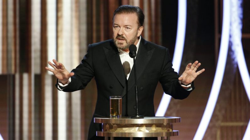 Ricky Gervais habla en el escenario durante la 77ª entrega de los Premios Globos de Oro en el Hotel Beverly Hilton de Beverly Hills, California, el 5 de enero de 2020. (Paul Drinkwater/NBCUniversal Media, LLC vía Getty Images)