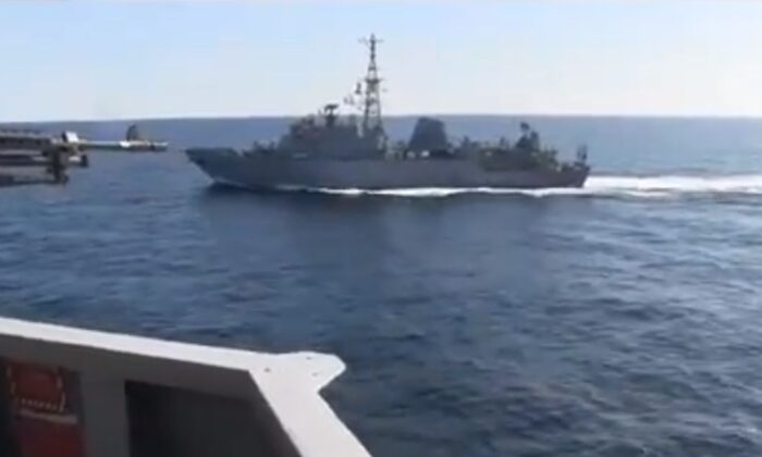 Un buque de la marina rusa "se acercó agresivamente" a un destructor de la marina estadounidense en el Mar de Arabia del Norte el jueves, en una peligrosa casi colisión, dijeron las autoridades el 10 de enero de 2019. (Quinta Flota de la Marina de los EE.UU.)