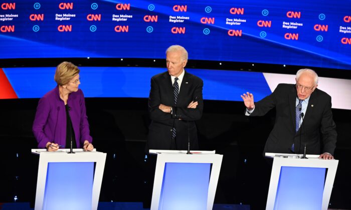 Los aspirantes a la presidencia, la senadora Elizabeth Warren (D-Mass.) a la izquierda, el exvicepresidente Joe Biden al centro, y el senador Bernie Sanders (I-Vt.) participan en el séptimo debate de las primarias demócratas de la temporada de la campaña presidencial de 2020 en el campus de la Universidad Drake en Des Moines, Iowa, el 14 de enero de 2020. (Robyn Beck/AFP a través de Getty Images)