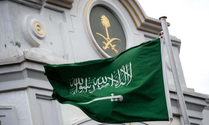 Una bandera de Arabia Saudita ondea frente al consulado saudí en Estambul el 13 de octubre de 2018. (Yasin Akgul / AFP a través de Getty Images)