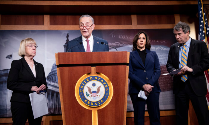 El senador Chuck Schumer (D-N.Y.), segundo por la izquierda, habla junto a los senadores Patty Murray (D-Wash.), Kamala Harris (D-Calif.) y Sherrod Brown (D-Ohio) en una conferencia de prensa en Washington el 31 de enero de 2020. (Brendan Smialowski/AFP vía Getty Images)