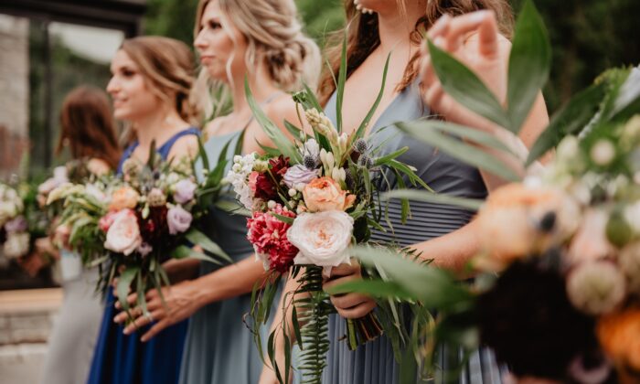 Una foto de archivo de unas damas de honor sosteniendo ramos de flores. (Emma Bauso/Pexels)