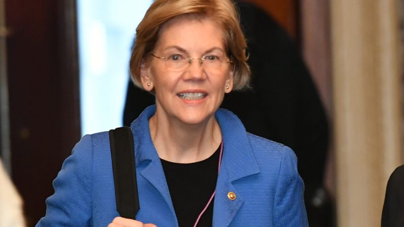 La senadora Elizabeth Warren (D-Mass.) llega al Capitolio de los Estados Unidos en Washington el 22 de enero de 2020. (Mandel Ngan/AFP vía Getty Images)