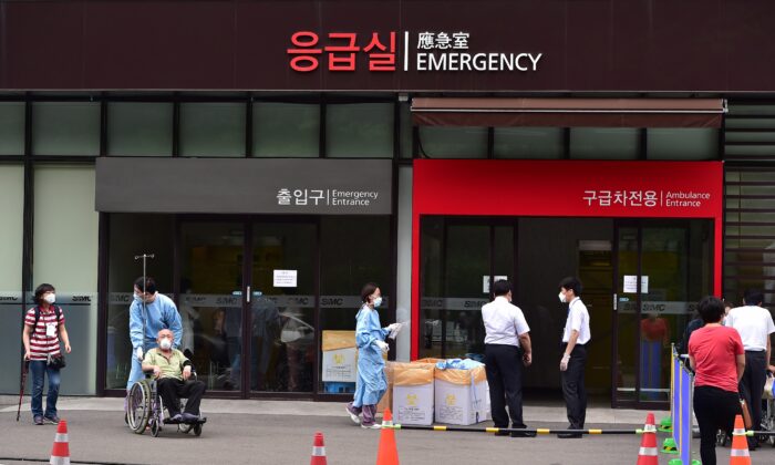 Trabajadores de un hospital surcoreano usan máscaras faciales frente a la sección de emergencia del Centro Médico Samsung en Seúl el 8 de junio de 2015. (Jung Yeon-je/AFP vía Getty Images)