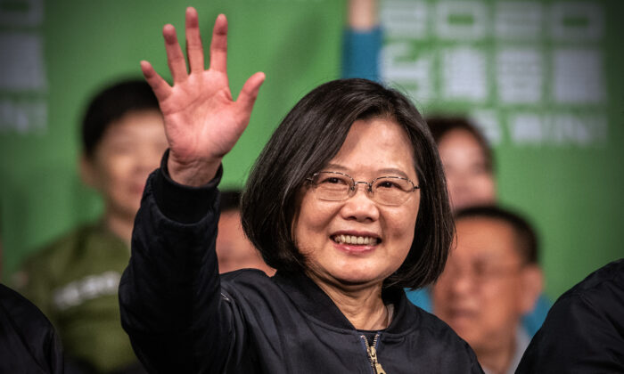 Tsai Ing-Wen saluda a sus partidarios después de su reelección como presidenta de Taiwán en Taipei, Taiwán, el 11 de enero de 2020. (Carl Court / Getty Images)
