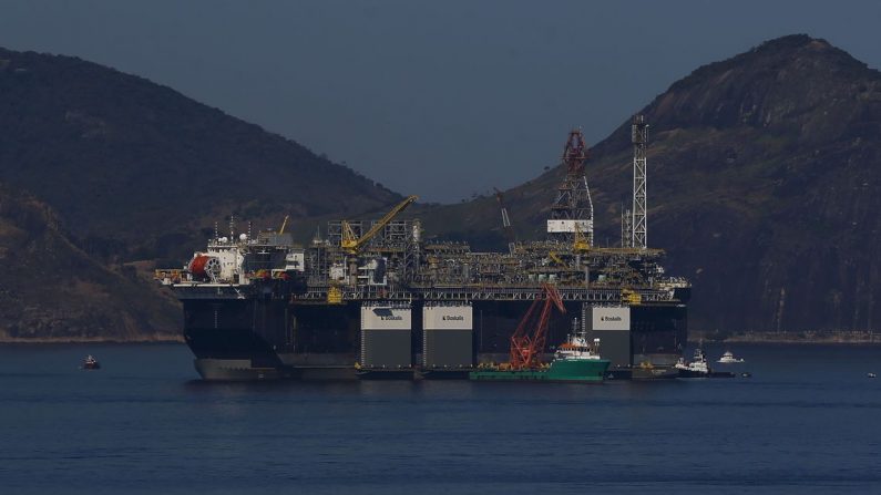 A Petrobras anunciou a chegada da plataforma de petróleo, P-67, ancorada na Baía de Guanabara, destinada ao Sistema de Produção do Campo de Lula, no pré-sal da Bacia de Santos (Tania Regô/Agência Brasil)