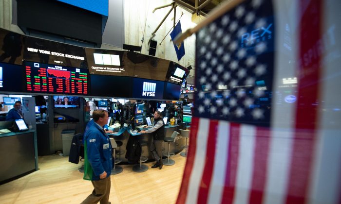 Los comerciantes trabajan en el piso en la campana de cierre del Promedio Industrial Dow en la Bolsa de Valores de Nueva York, EE.UU. el 25 de junio de 2018. (Bryan R. Smith/AFP/Getty Images)