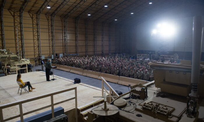 El presidente Donald Trump habla con integrantes del ejército de Estados Unidos mientras la primera dama Melania Trump observa durante un viaje no anunciado a la Base Aérea de Al Asad en Irak, el 26 de diciembre de 2018. (Saul Loeb/AFP vía Getty Images)