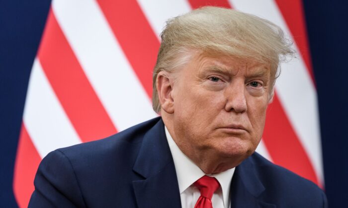 El presidente de Estados Unidos, Donald Trump, asiste a una reunión durante el Foro Económico Mundial en Davos, Suiza, el 21 de enero de 2020. (Fabrice COoffrini/AFP vía Getty Images)
