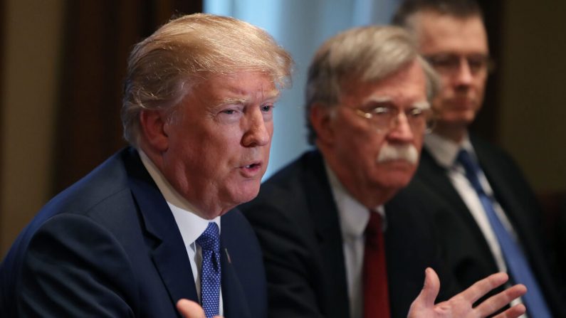 El presidente Donald Trump acompañado por el exasesor de Seguridad Nacional John Bolton en la sala del gabinete de la Casa Blanca en Washington el 9 de abril de 2018. (Mark Wilson/Getty Images)