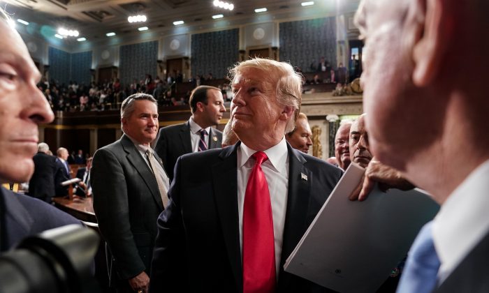 El Presidente Donald Trump abandona la Cámara de Representantes de Estados Unidos después de pronunciar el discurso sobre el Estado de la Unión en el edificio del Capitolio de Estados Unidos en Washington el 5 de febrero de 2019. (Doug Mills-Pool/Getty Images)