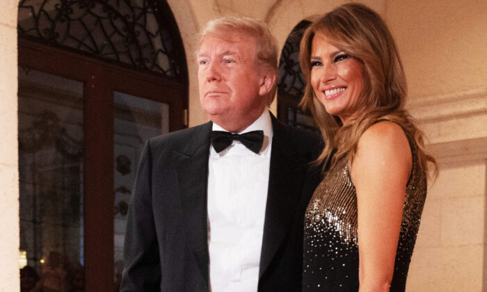 El presidente de los Estados Unidos Donald Trump y la primera dama Melania Trump hablan con la prensa fuera del gran salón de baile cuando llegan a la celebración del Año Nuevo en Mar-a-Lago en Palm Beach, Florida, el 31 de diciembre de 2019.