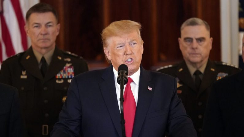 El presidente Donald Trump habla sobre la situación con Irán en el Gran Vestíbulo de la Casa Blanca en Washington el 8 de enero de 2020. (Win McNamee/Getty Images)