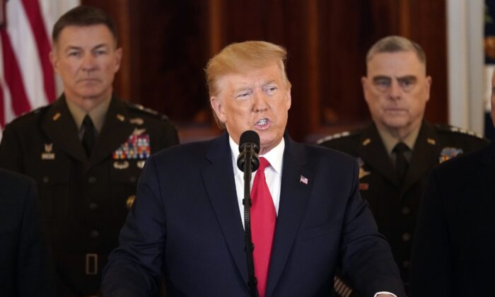 El Presidente Donald Trump habla sobre la situación con Irán en el Gran Vestíbulo de la Casa Blanca en Washington el 8 de enero de 2020. (Win McNamee/Getty Images)