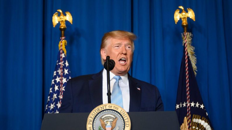El presidente Donald Trump hace una declaración sobre Irán en la finca Mar-a-Lago en Palm Beach, Florida, después de que Estados Unidos matara al general iraní Qassem Soleimani, el 3 de enero de 2020. (Jim Watson/AFP vía Getty Images)