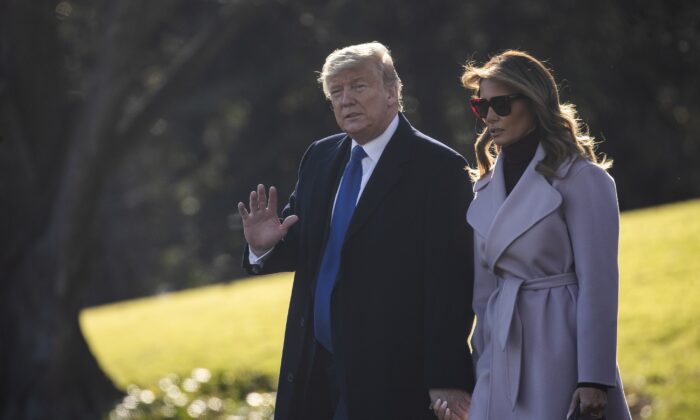 El presidente Donald Trump y la primera dama Melania Trump caminan por el jardín sur hacia el Marine One en la Casa Blanca el 17 de enero de 2020. La familia Trump se dirige a Mar-a-Lago para el fin de semana. (Drew Angerer/Getty Images)