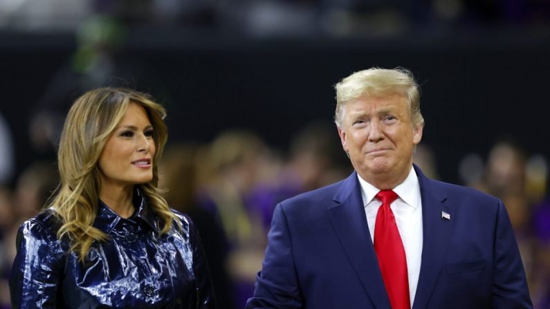 La Primera Dama Melania Trump y el Presidente Donald Trump sonríen antes del partido del Campeonato Nacional de Playoffs de Fútbol Universitario entre los Clemson Tigers y los LSU Tigers en el Mercedes Benz Superdome de Nueva Orleans, Louisiana, el 13 de enero de 2020. (Kevin C. Cox/Getty Images)